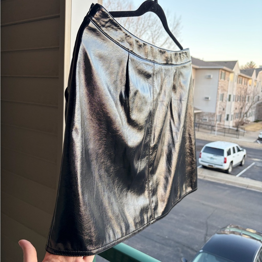 🆕 Theory Black Patent Texture Mini Skirt Size 10 Glossy Leather Designer Mini - Picture 6 of 12